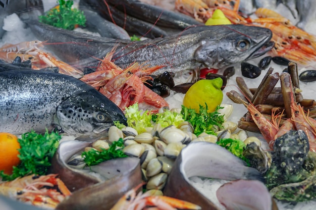 Vetrina con frutti di mare freschi, pesce, limone