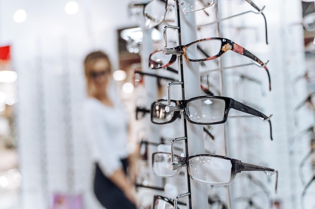 Vetrina con occhiali in un moderno negozio di oftalmica Negozio di occhiali Stand con occhiali nel negozio di ottica Vetrina con occhiali in un moderno negozio di oftalmica Primo piano