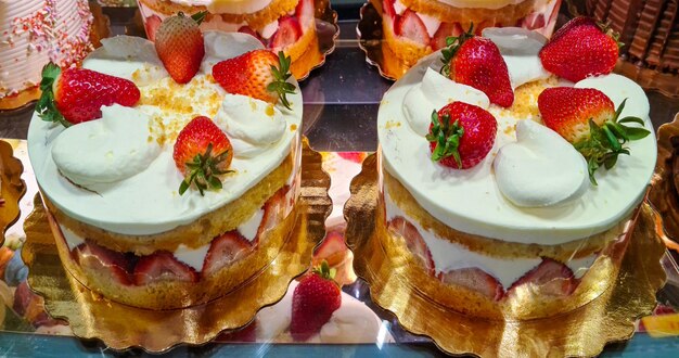 Vetrina di pasticceria con torta di fragole e crostate