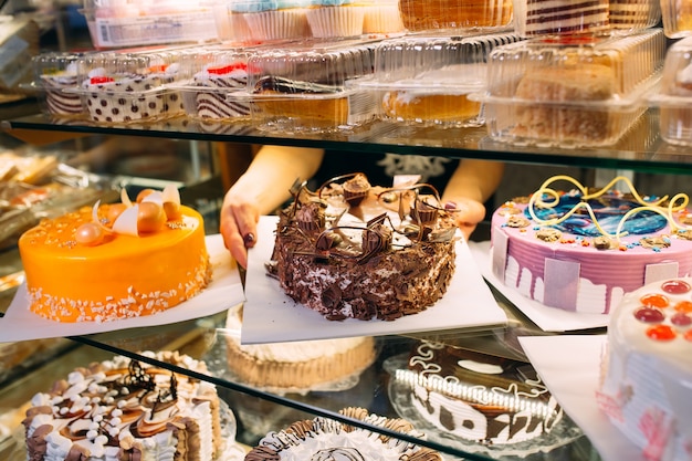 Vetrina per pasticceria con selezione di torte