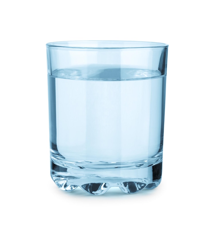 Foto vetro con acqua isolata