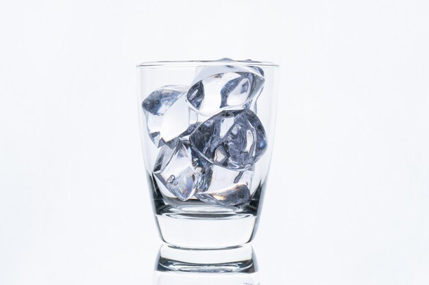 vetro con cubo di ghiaccio isolato su sfondo bianco