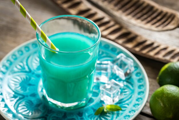 Vetro del cocktail blu del succo e del curacao