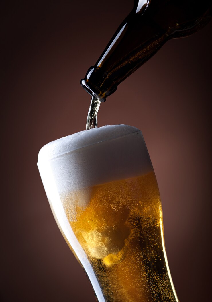 Vetro e bottiglia di birra su un marrone