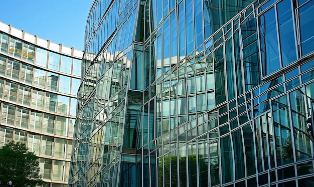 Vetro esterno di un edificio per uffici che riflette l'ambiente circostante