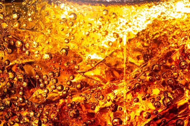 Vetro Macro colaUn bicchiere di cola fresco con bolle di ghiaccio e frizzante