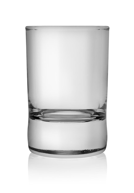 Vetro per vodka isolato su un backgroun bianco