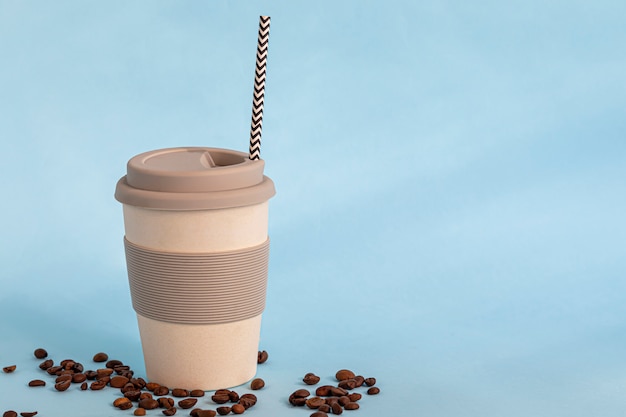 Vetro riutilizzabile realizzato con materiale ecologico. Puoi bere sia bevande calde che fredde. Caffè, tè, succo di anguria e cocktail alcolici.