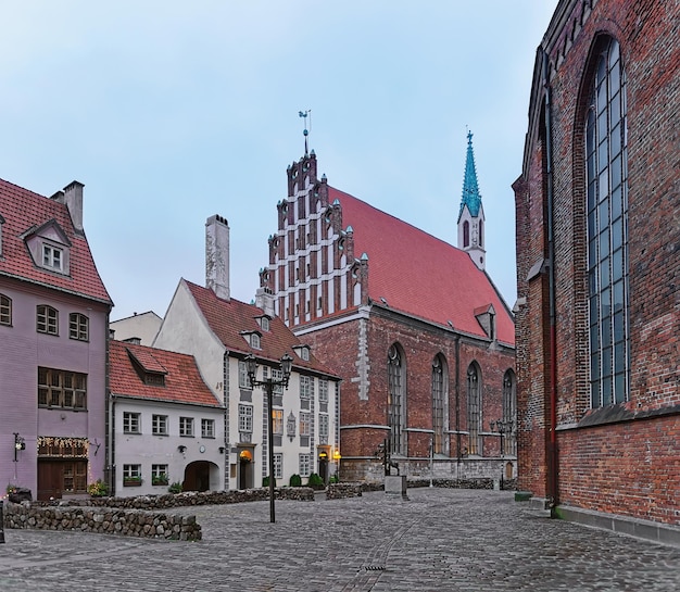 Via alla chiesa di San Giovanni nel centro di Riga, Lettonia. A Natale