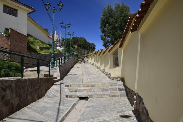 Via Cusco con bella architettura antica Strada acciottolata della città vecchia di Cusco