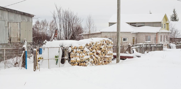 Via del villaggio in inverno in una gelida giornata nevosa in Russia