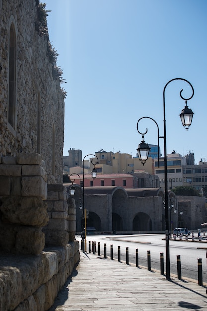 Via della città in una giornata di sole in Grecia, Creta