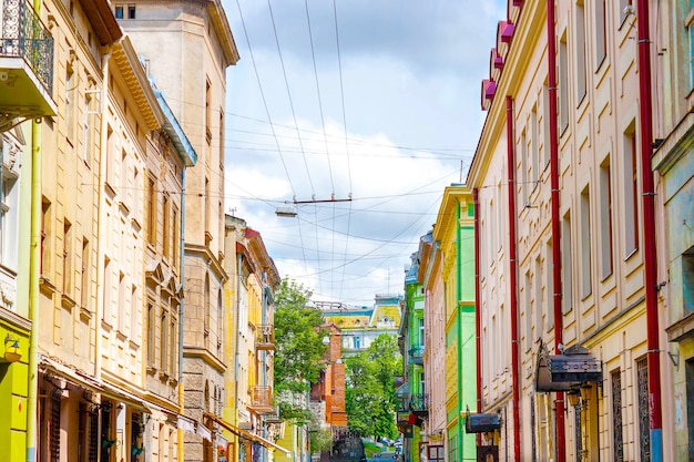 Via della città vecchia con grandi case