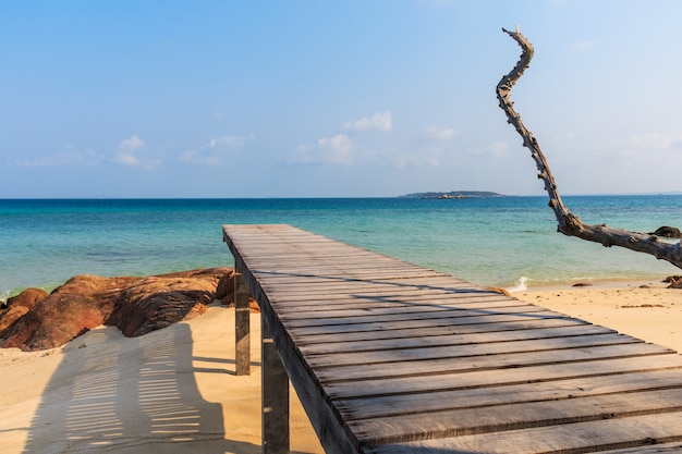 Via di legno a Mun Nork Island, Rayong Tailandia