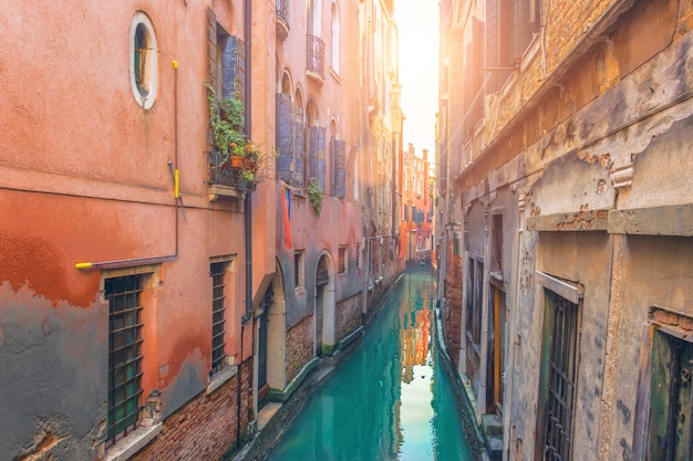 Via e canale molto stretti a Venezia.