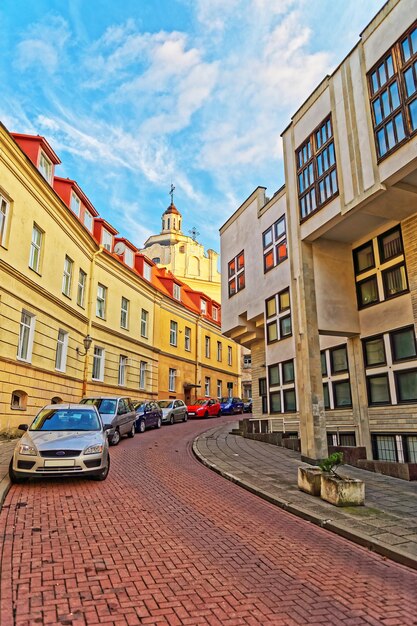 Via e Chiesa dello Spirito Santo nella città vecchia di Vilnius, Lituania.