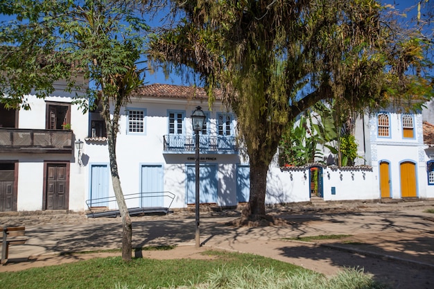 Via e vecchie case coloniali portoghesi in centro storico a Paraty, stato Rio de Janeiro