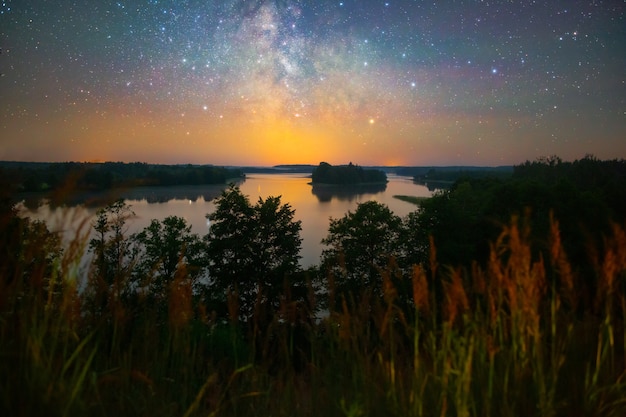 Via Lattea brillante sul lago, ripresa notturna