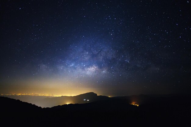 Via Lattea con città leggera a Doi Inthanon Chiang mai Thailandia