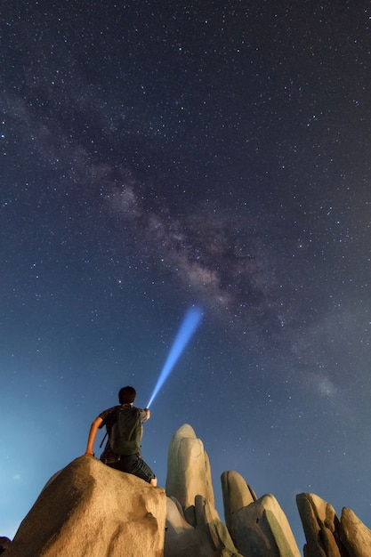 Via Lattea con l&#39;uomo sulla roccia.