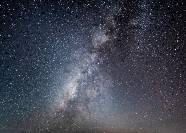 Via lattea con stellato nel cielo notturno