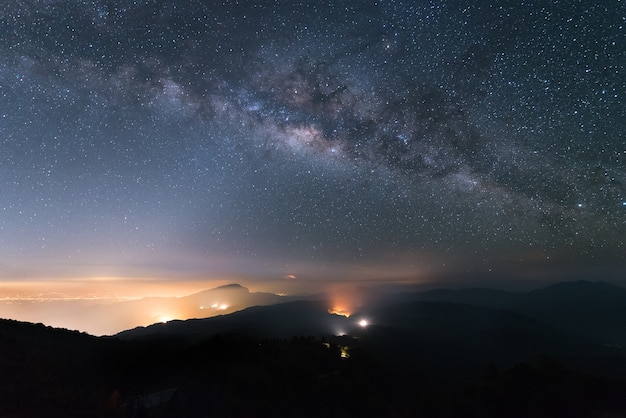 Via Lattea e luce dello zodiaco sul cielo notturno