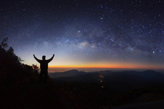 Via Lattea e silhouette di un uomo felice in piedi su Doi Inthanon Chiang mai Thailandia