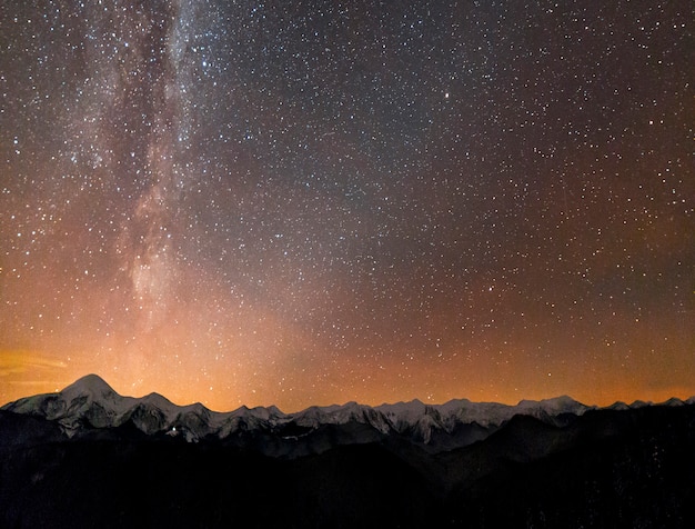 Via Lattea luminosa costellazione sopra le montagne