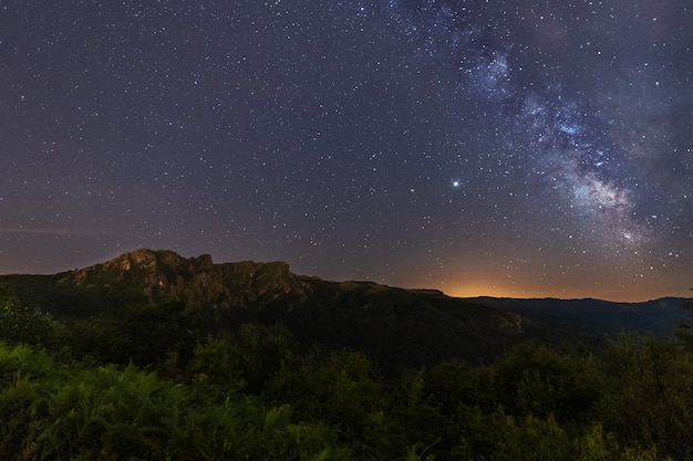 Via Lattea sopra la cima di una bellissima montagna