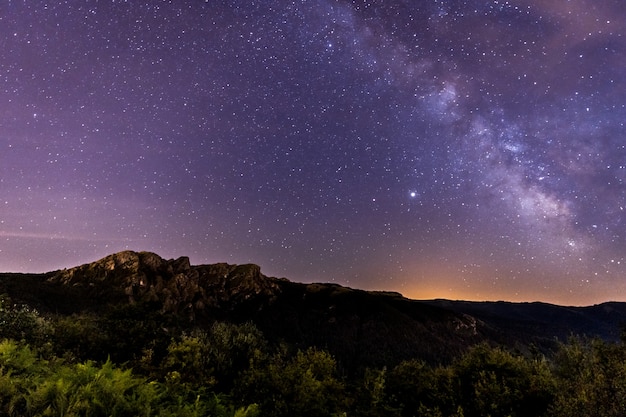 Via Lattea sopra la cima di una bellissima montagna