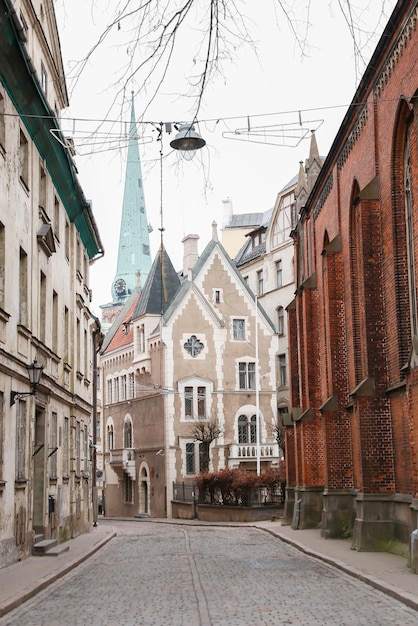 Via medievale stretta nella vecchia città di Riga, Lettonia.