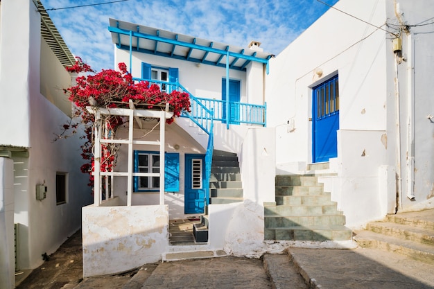 Via pittoresca della città di Naousa sull'isola di Paros, Grecia