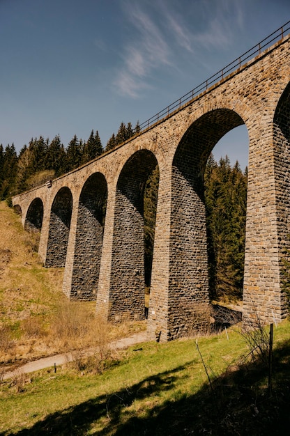 Viadotto ferroviario storico situato nella foresta vicino a Telgart in Slovacchia Chmarossky viadukt Slovacchia paesaggio