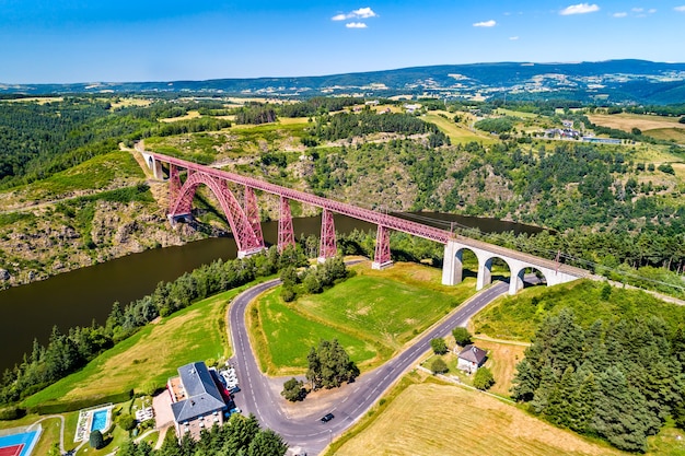 Viadotto Garabit, un ponte ad arco ferroviario costruito da Gustave Eiffel. Cantal, Francia