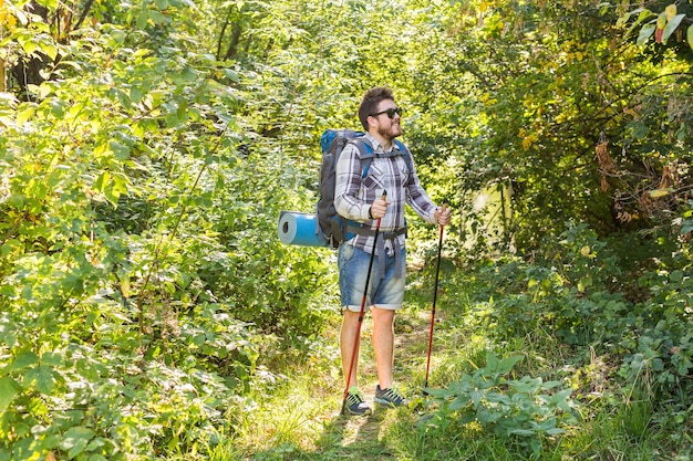 Viaggi, avventure, escursioni, turismo e concetto di natura - Turista che cammina nei boschi