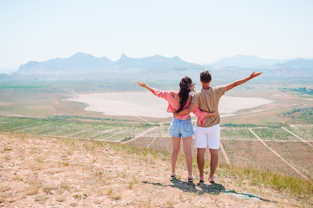 Viaggi con la famiglia in Europa. Famiglia felice che sta vicino al lago bianco. Concetto di famiglia amichevole e paesaggio straordinario