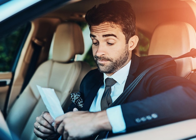 Viaggi in auto e uomo d'affari con multa per eccesso di velocità legge stradale e conformità al viaggio di pendolarismo e viaggio guida di trasporto e persona con biglietto di parcheggio e carta per l'assicurazione del veicolo