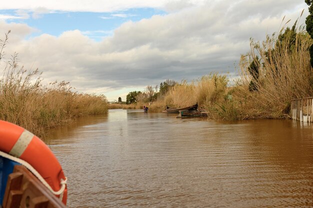 Viaggi in barca attraverso le vie d'acqua di Albufera Valencia