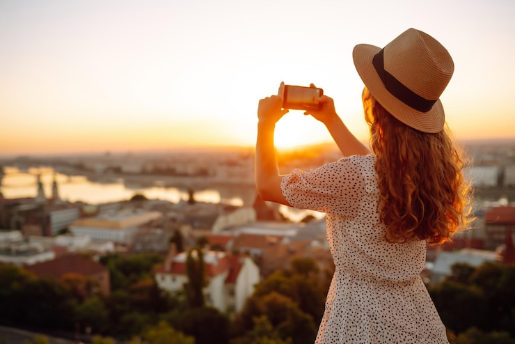 Foto viaggi in europa giovane donna si diverte all'alba il concetto di viaggio turismo vacanze e libertà