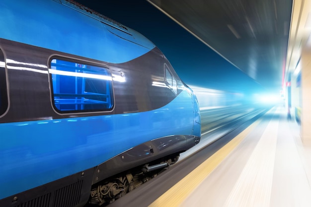 Viaggi in treno ad alta velocità di notte in un tunnel luminoso