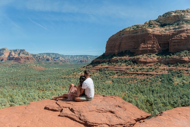 Viaggi nel Devil's Bridge Trail vista panoramica paesaggio a Sedona Arizona USA Coppia felice sul famoso sentiero a Sedona