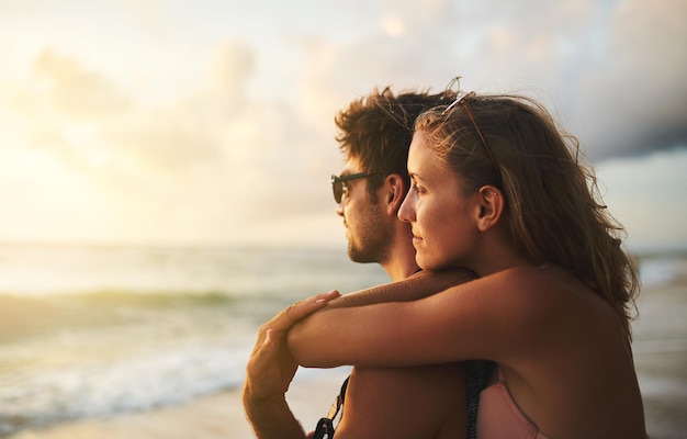 Viaggia con meno programmi e più libertà Foto ritagliata di una giovane coppia che trascorre la giornata in spiaggia