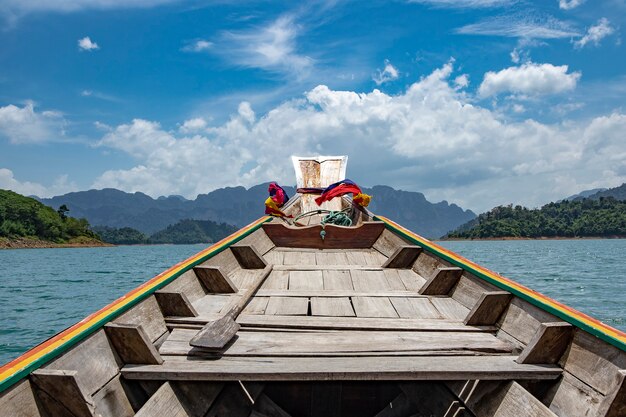 Viaggia in barca longtail alla diga di Ratchaprapha a Khao Sok National Park, provincia di Surat Thani, Thailandia.