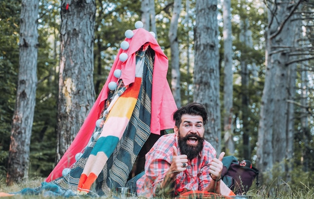 Viaggia in tenda fatta in casa viaggiando e accampandoti con una tenda fatta in casa, una capanna da campeggio, uno stile di vita spensierato