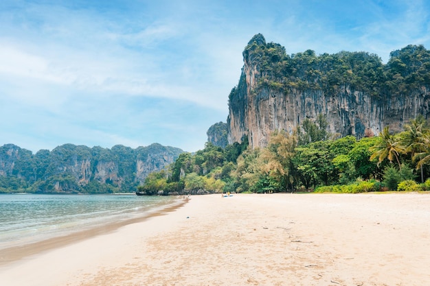 Viaggia per mare e montagne rocciose in Thailandia, mare e barca