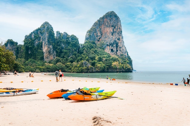 Viaggia per mare e montagne rocciose in Thailandia, mare e barca