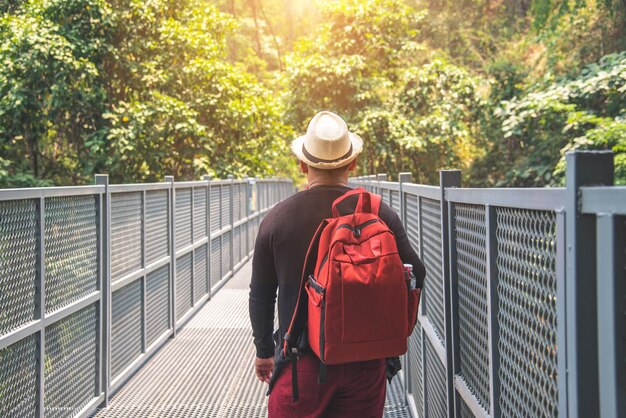 Viaggiando zaino in spalla camminando sulla passerella a baldacchino al Queen Sirikit Botanic Garden Chiangmai, Thailandia