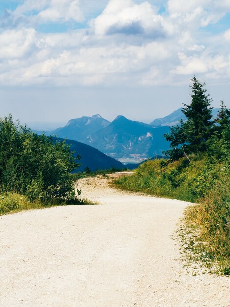 Viaggiare a piedi attraverso la campagna e le vette alpine