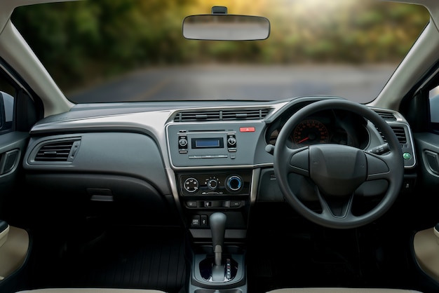 Viaggiare in auto. Elemento di design il volante all&#39;interno di un&#39;auto