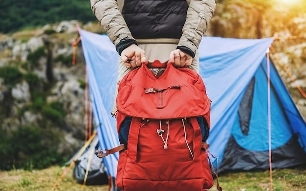 Viaggiare in natura rilassarsi in vacanza campeggio in montagna nella natura selvaggia